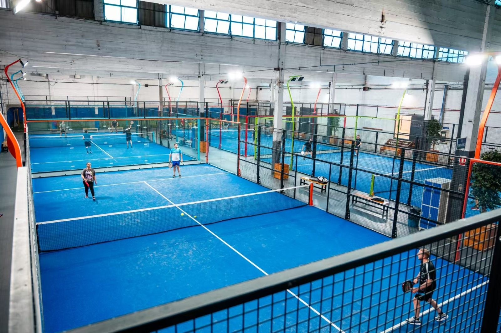 Jucători pe un teren de padel Atlas Sport
