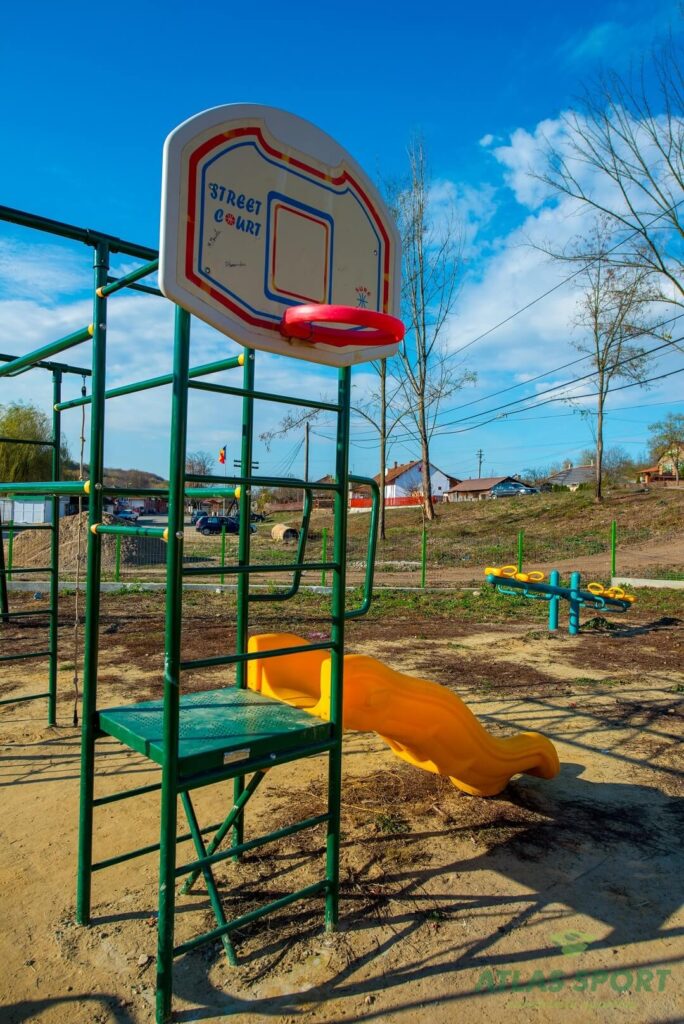 Complex cu coș de baschet și tobogan