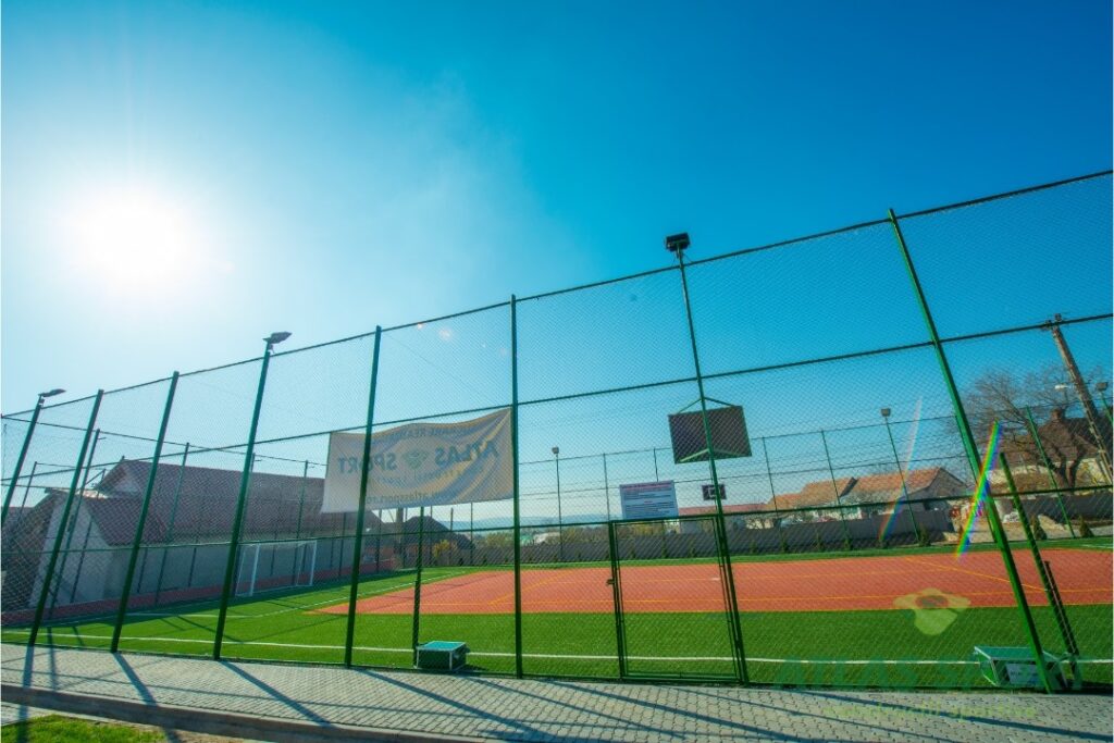 Imprejmuire, nocturne si cos de baschet