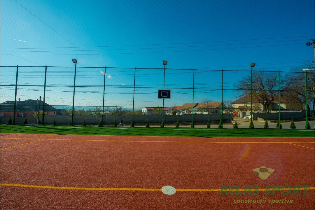 Nocturne, imprejmuire si cos de baschet