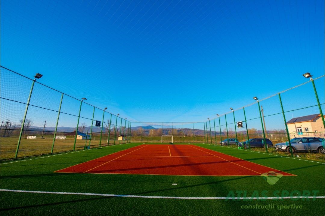 Teren cu împrejmuire, nocturne și coșuri de baschet
