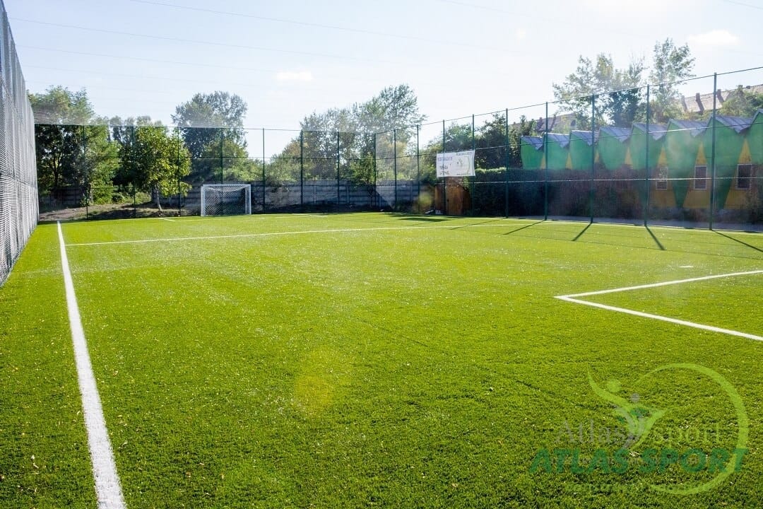 Teren de fotbal cu gazon sintetic