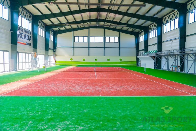 vedere de ansamblu teren tenis